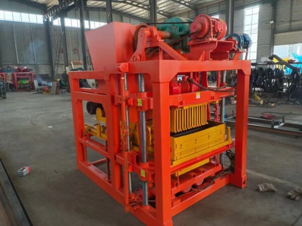 QT4-28 Hollow Paver Making Machine Made in China - Image 3