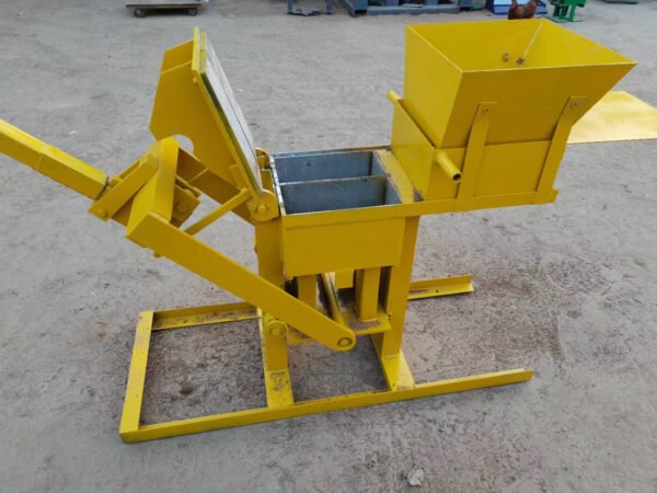 Manual Type QTS2-40 Clay Brick Making Machine - Image 2