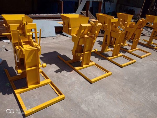 Manual Type QTS2-40 Clay Brick Making Machine - Image 3